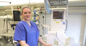 Ivonne Friedrichs arbeitet seit 2023 im Klinikum Solingen. Die Kinderkrankenschwester ist auf der Kinderintensivstation im Einsatz. (Foto: © Bastian Glumm)